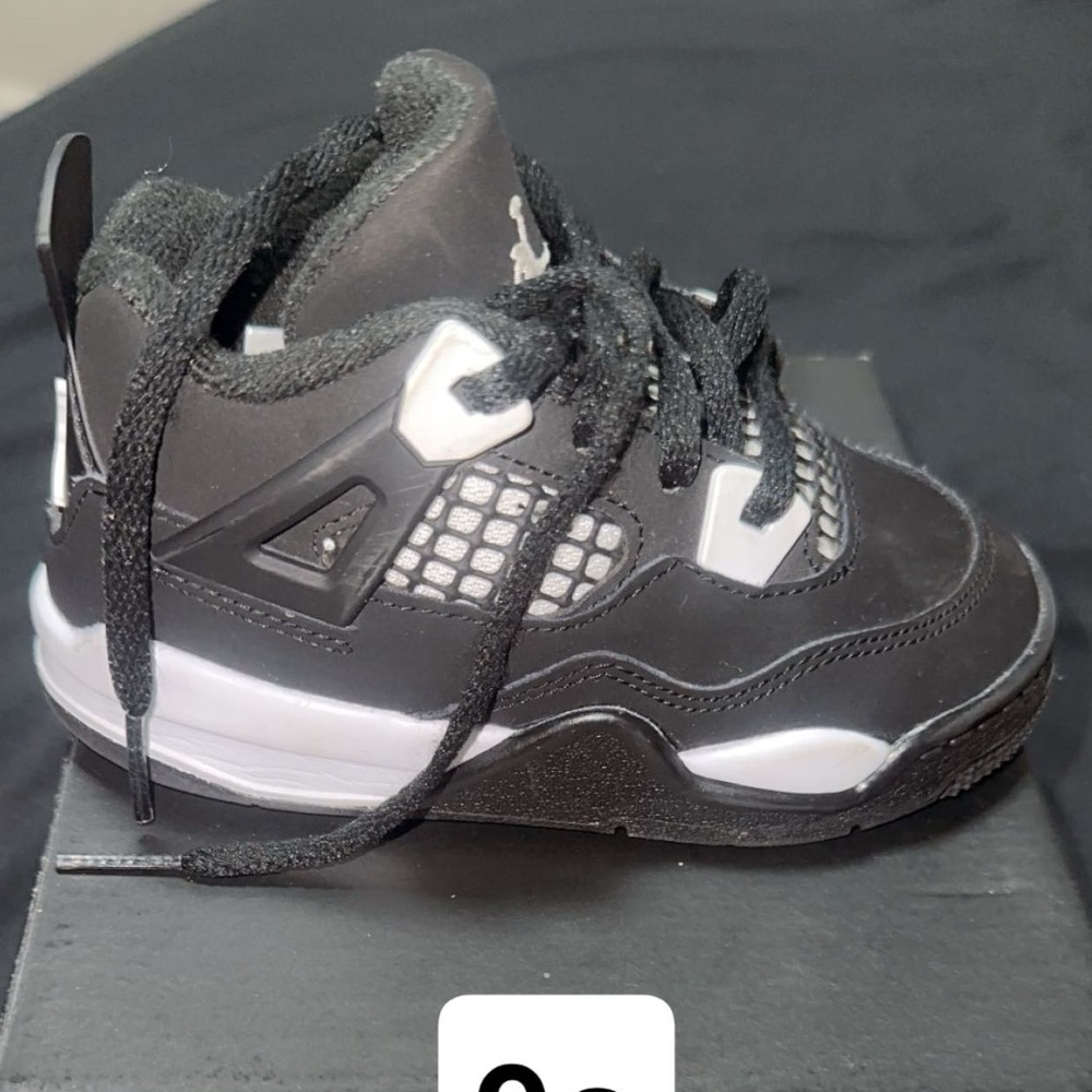 Air Jordan 4 Retro TD "White Thunder".